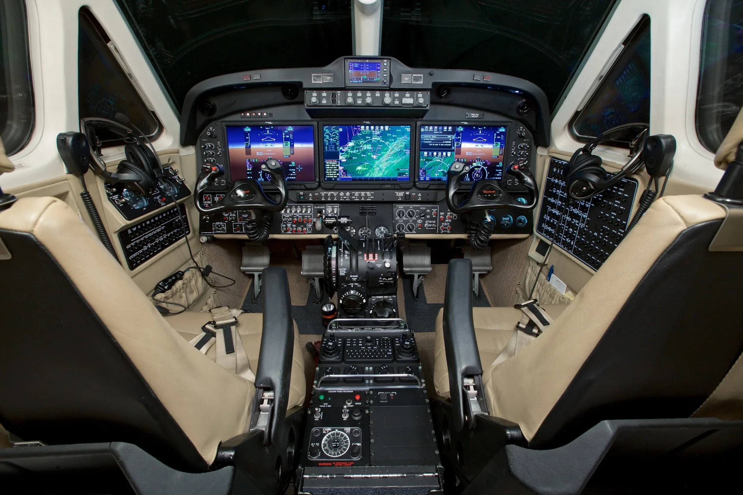 Cockpit and instrument panel of a 2015 Beechcraft KING AIR 350i — Carolina Jet.