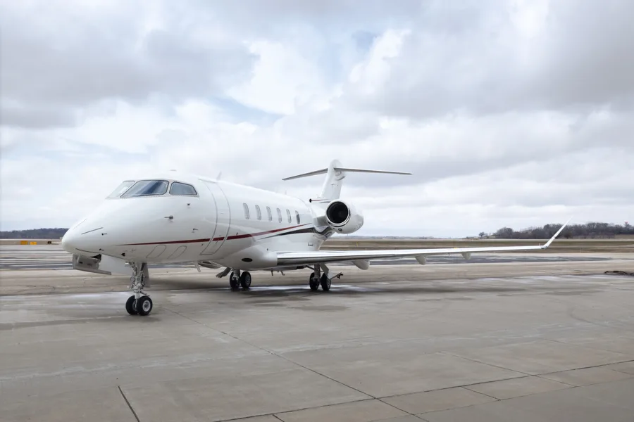 Exterior view of a 2017 Bombardier CHALLENGER 350 SN20683.