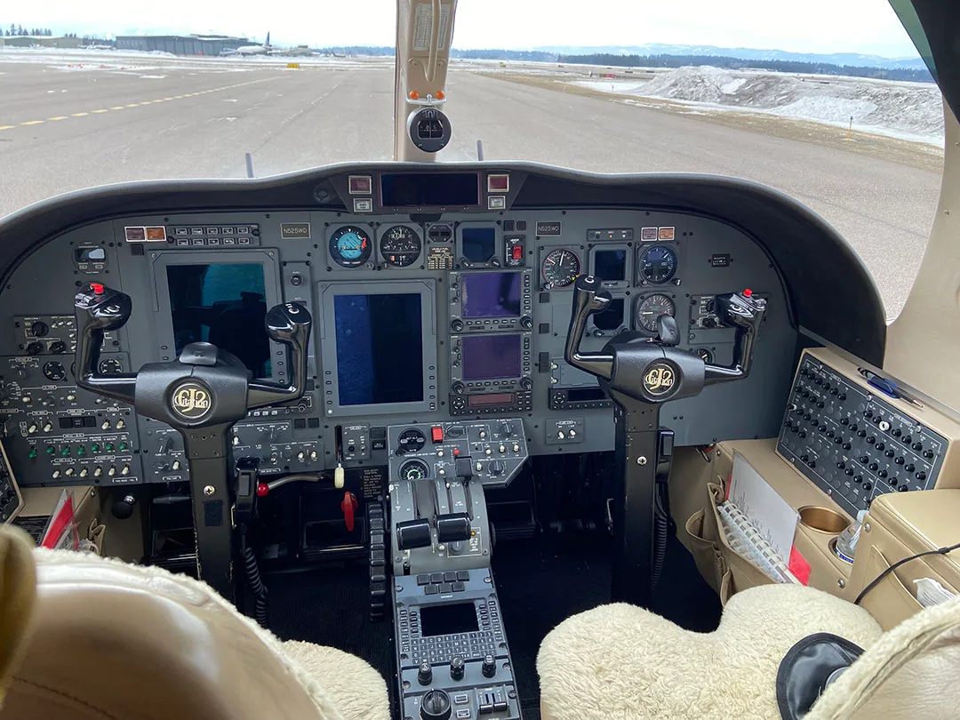 Cockpit and instrument panel of a Cessna CITATION CJ2 SN107.