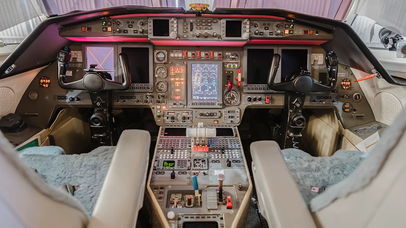 Cockpit and instrument panel of a 2000 Dassault Falcon 900EX SN065.