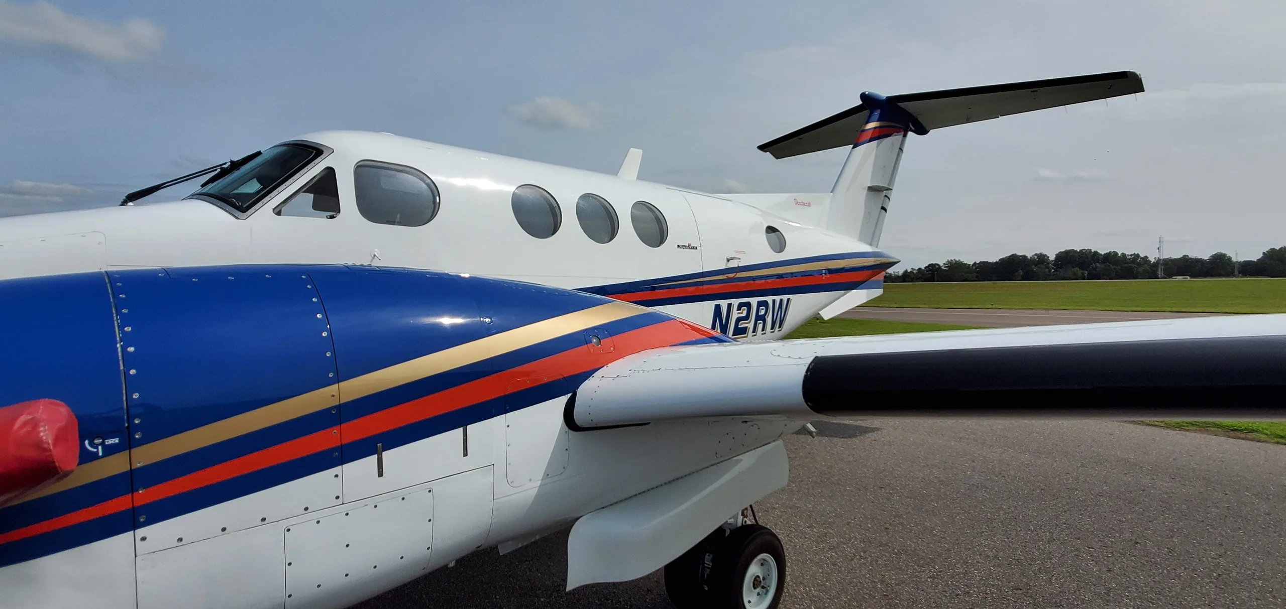 Exterior view of a 1983 Beechcraft King Air F90-1, N2RW.
