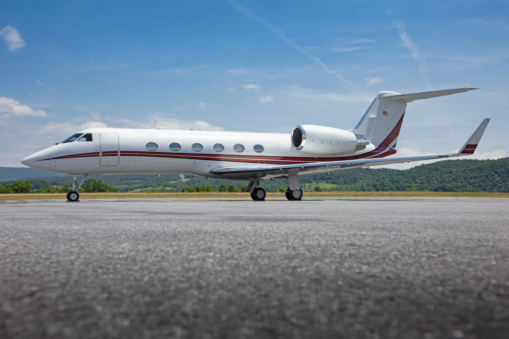 Exterior view of a 1998 Gulfstream GIVSP, N550GN.