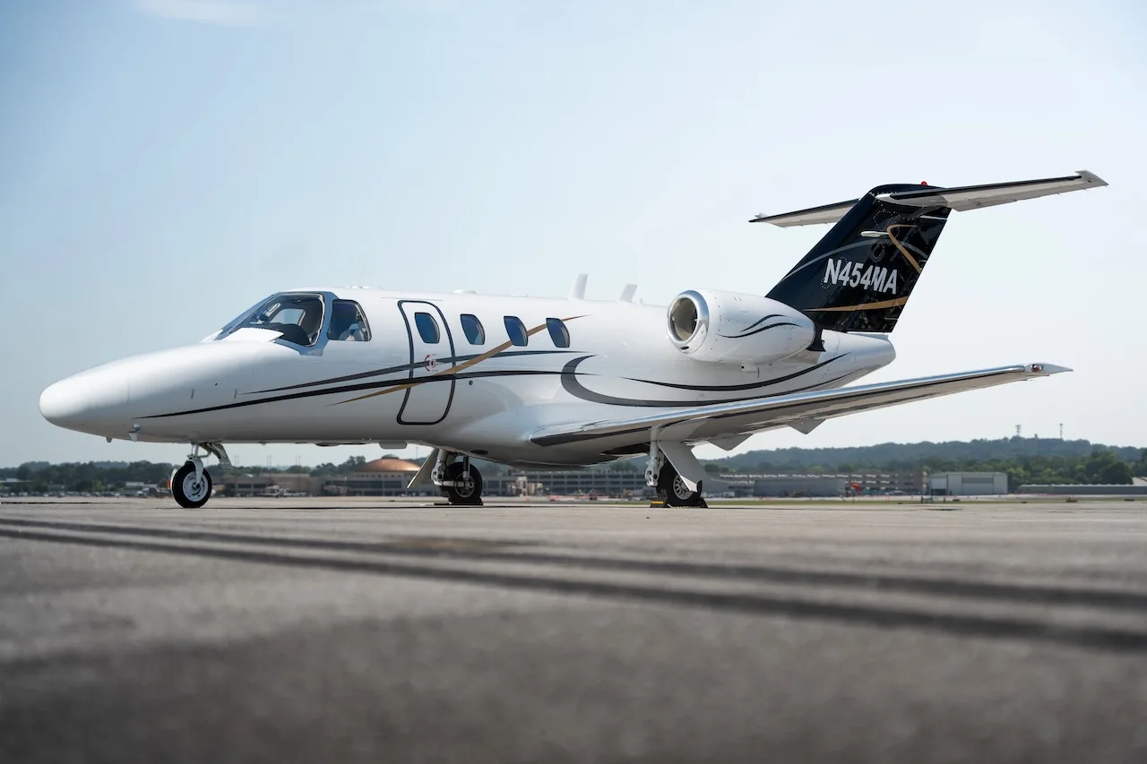 Exterior view of a 1998 Gulfstream G IVSP.
