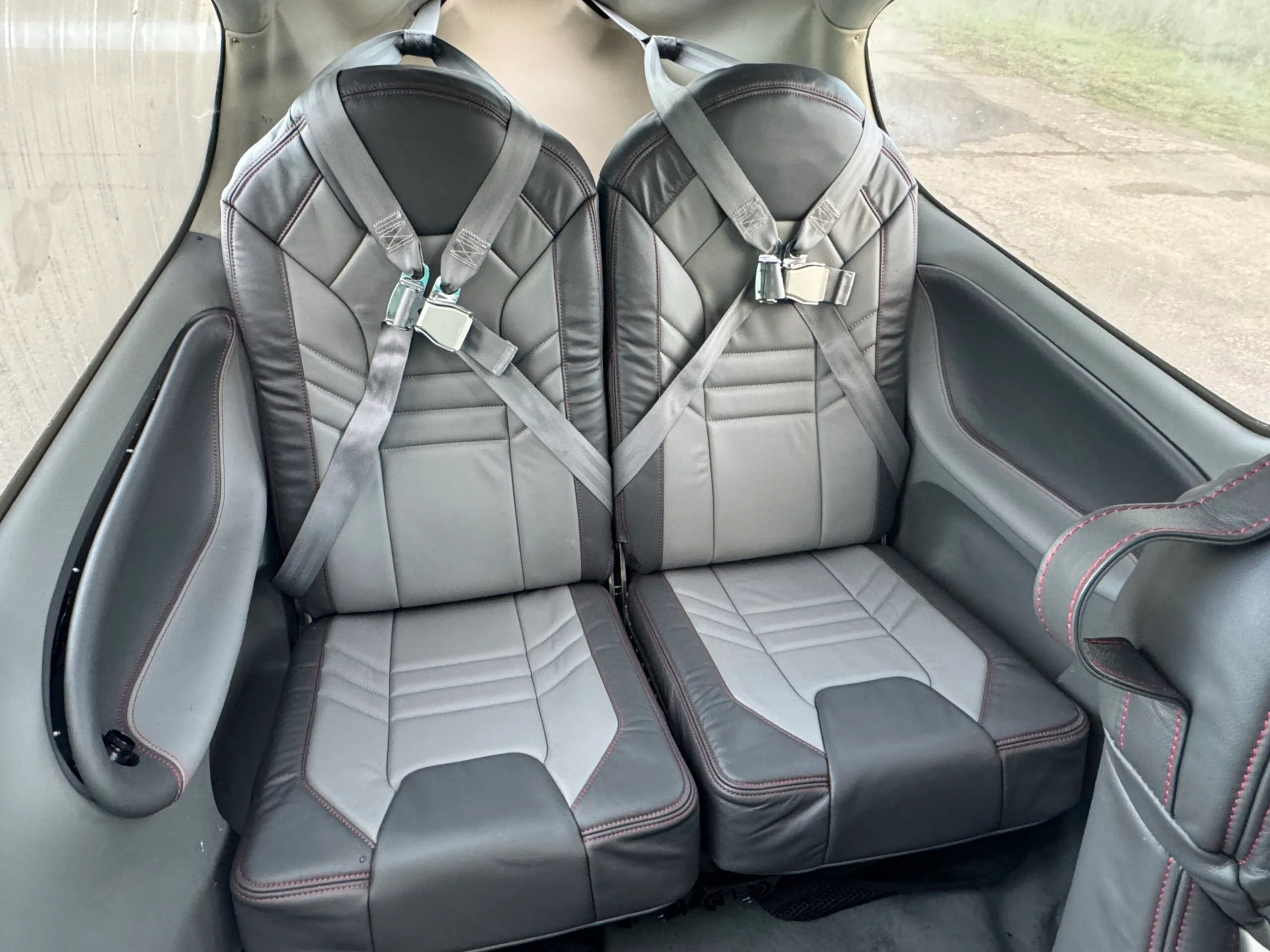 Cabin interior of a 2000 Cirrus SR20 6 Pack £139,900 - CK Aviation.