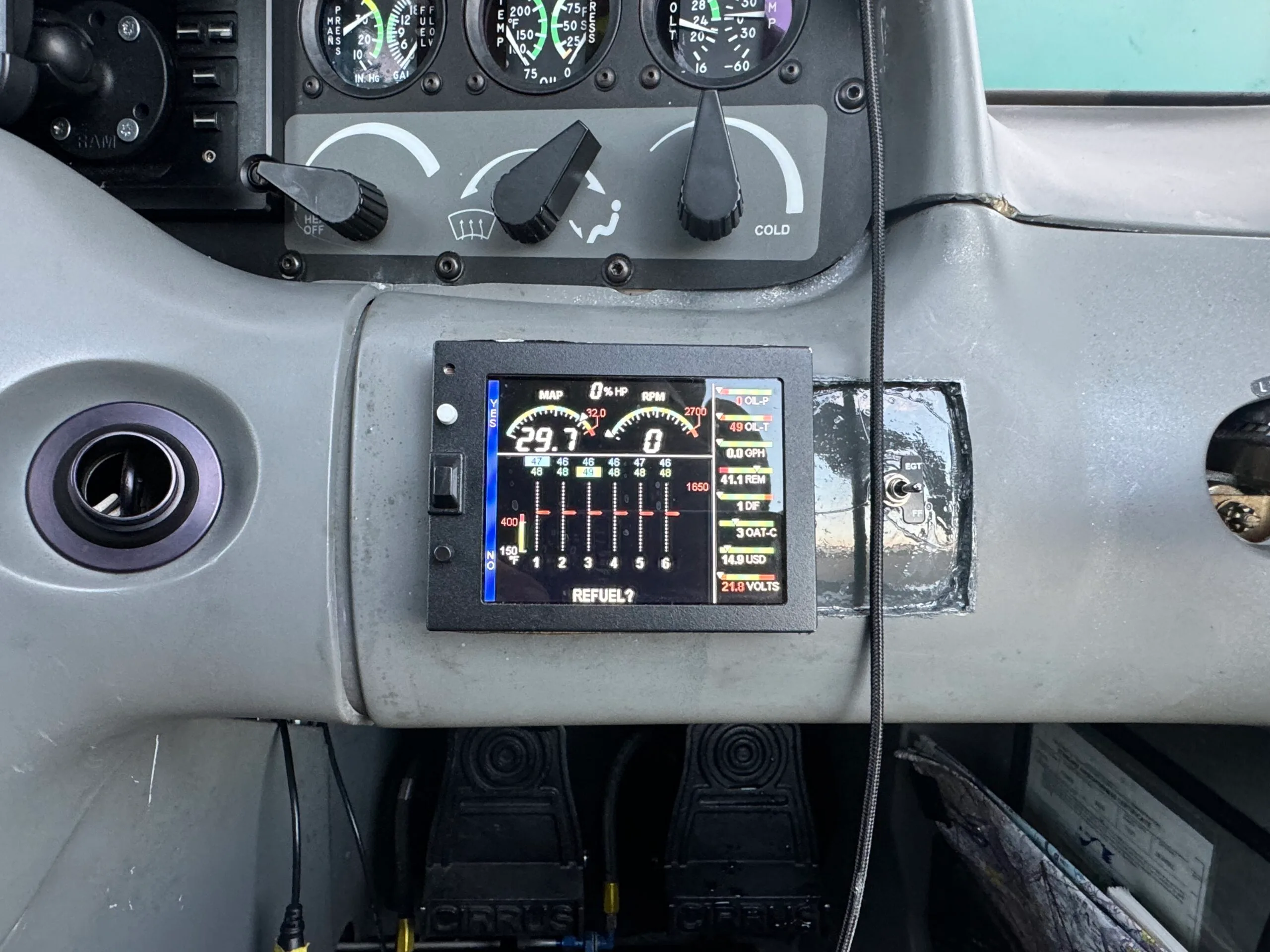 Avionics suite of a 2000 Cirrus SR20 6 Pack £139,900 - CK Aviation.