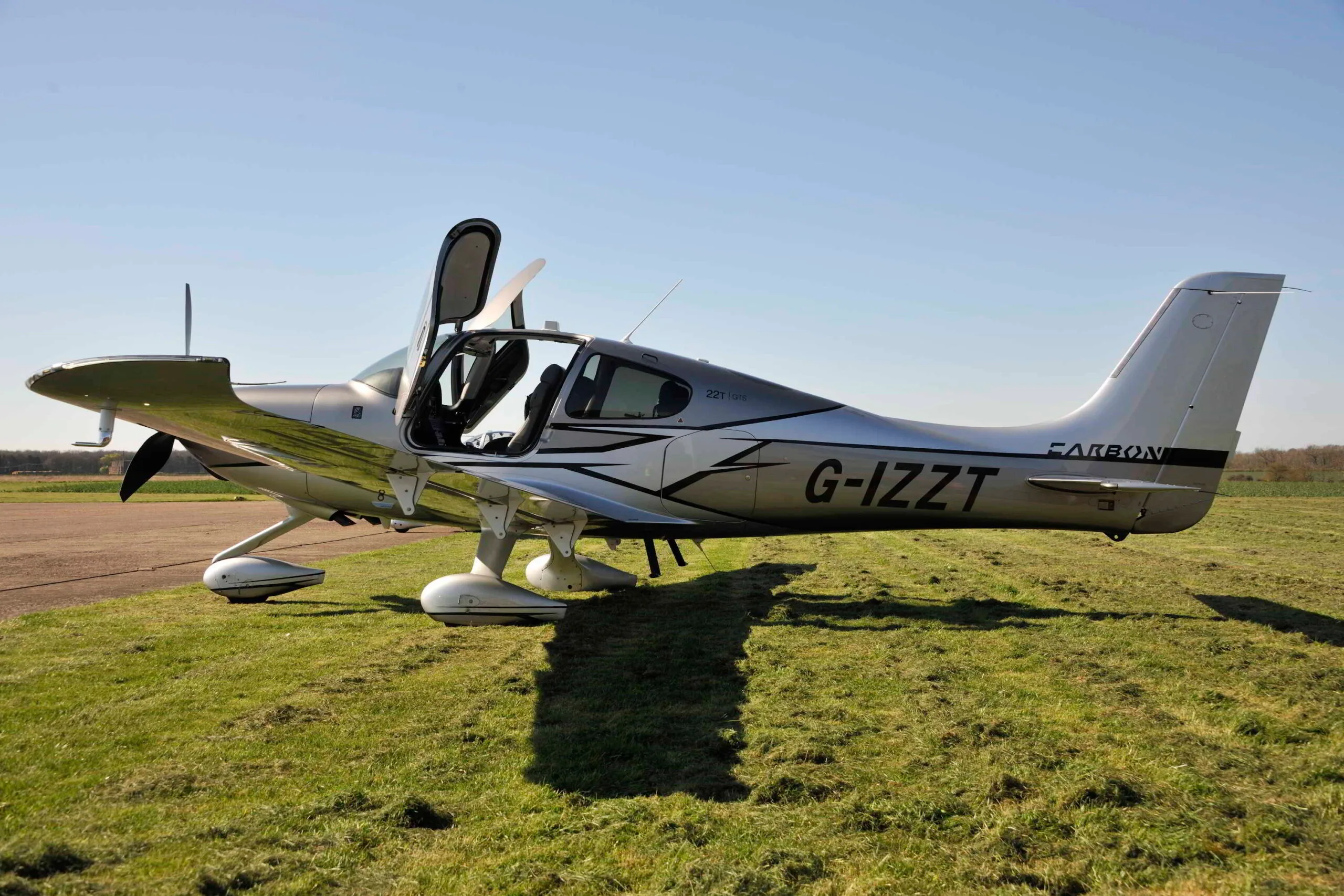 Exterior view of a 2018 Cirrus SR22T GTS G6 FIKI, G-IZZT.