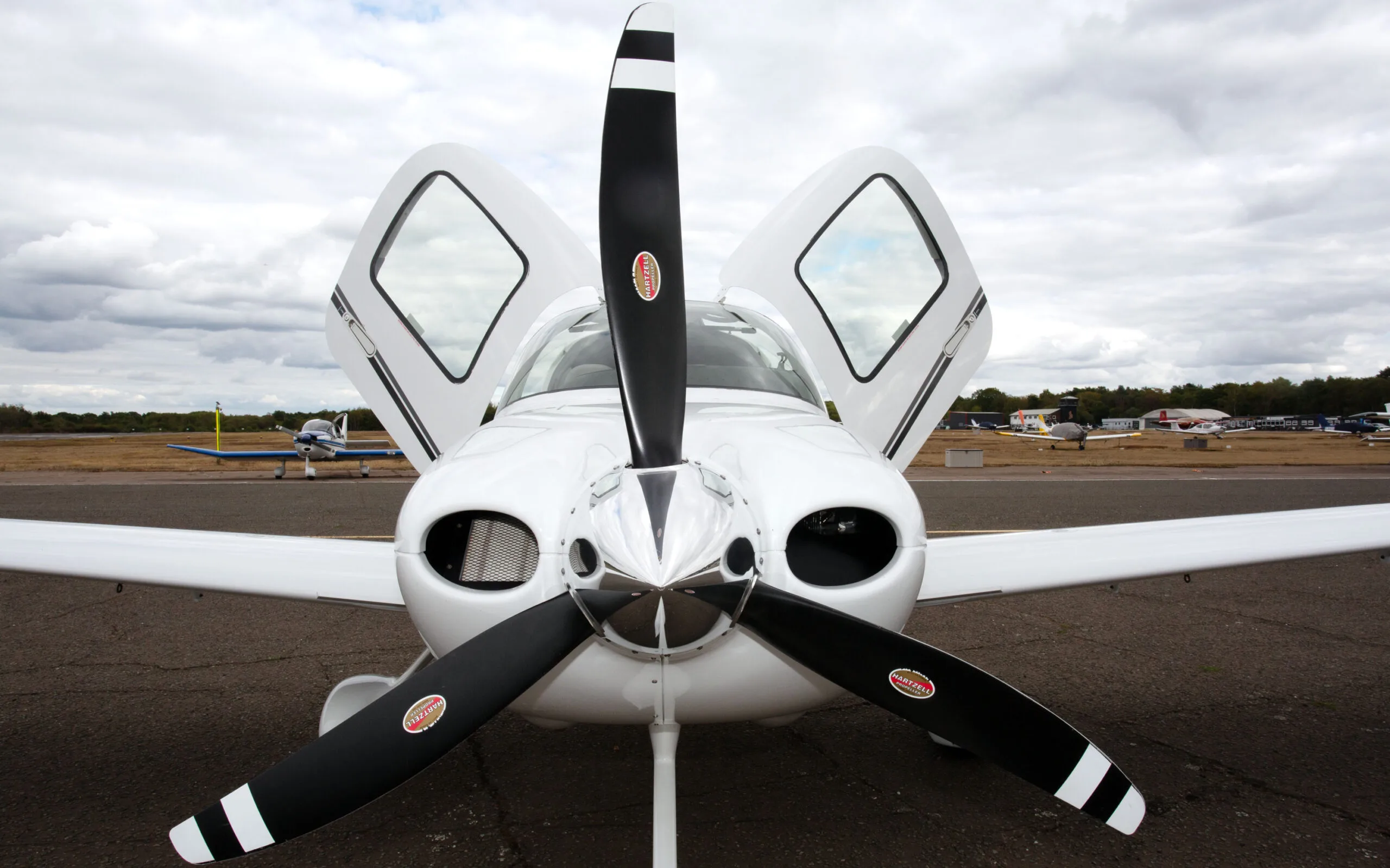 Exterior view of a 2019 Cirrus SR20 G6 VAT PAID, 2-SIRI.