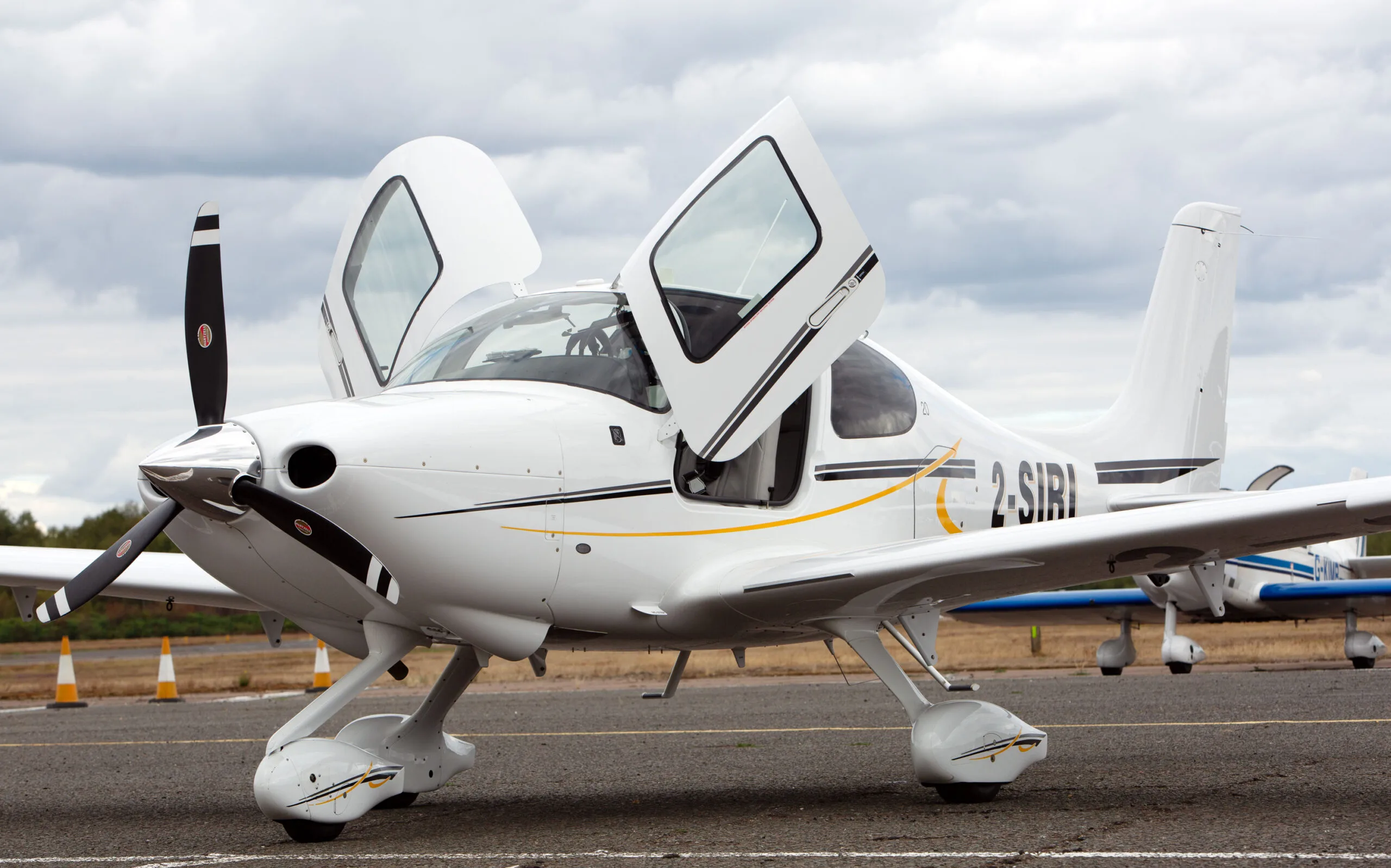 Exterior view of a 2019 Cirrus SR20 G6 VAT PAID, 2-SIRI.