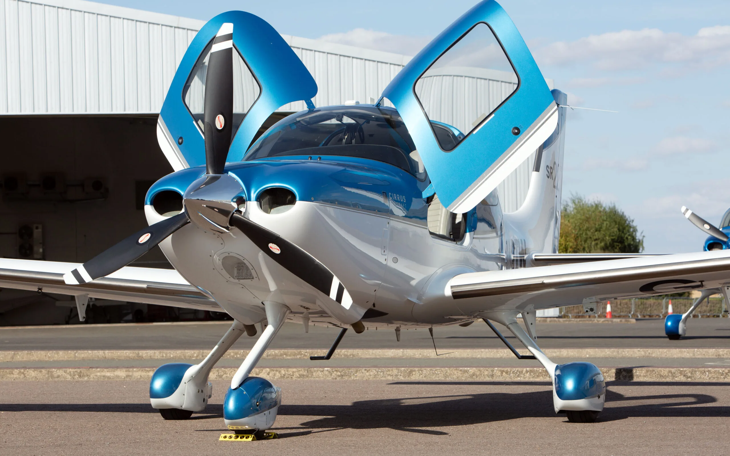 Exterior view of a 2019 Cirrus SR20 G6 VAT PAID, 2-SIRI.