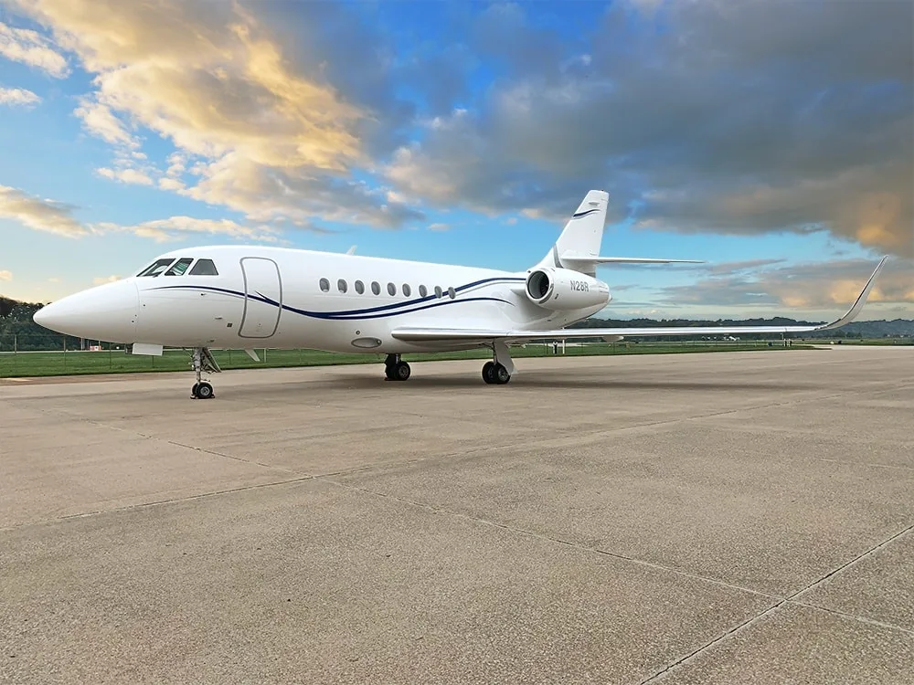Exterior view of a Dassault falcon 2000.
