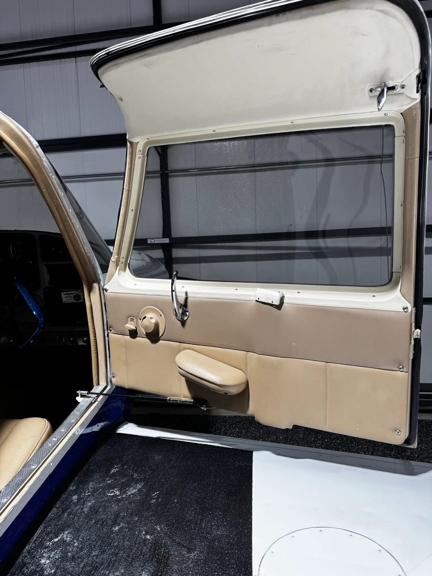 Cabin interior of a 1960 Piper COMANCHE PA-24-180 - Canadian Aircraft Sales.