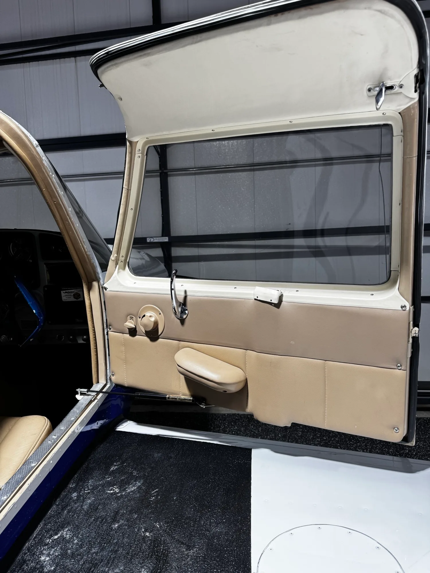 Cabin interior of a 1960 Piper COMANCHE PA-24-180 - Canadian Aircraft Sales.