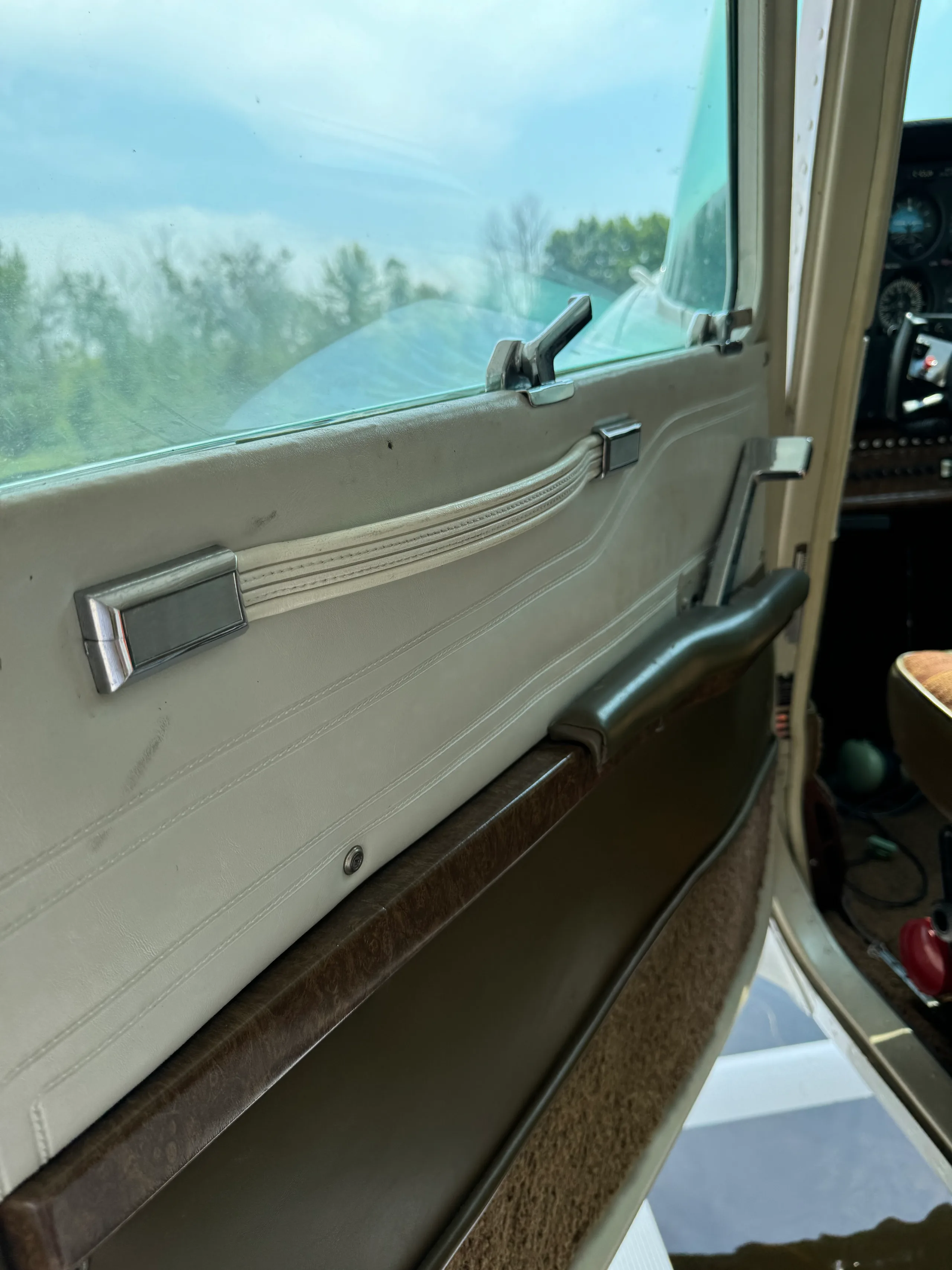 Cabin interior of a 1984 Cessna 172Q-180HP Floatplane - Canadian Aircraft Sales.