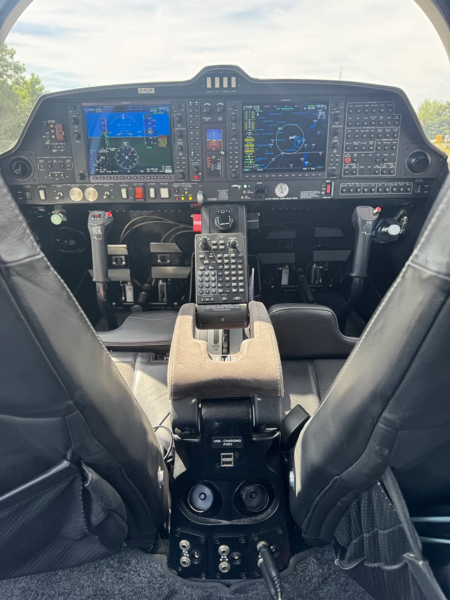 Cockpit and instrument panel of a 2017 Diamond DA62 - Canadian Aircraft Sales.