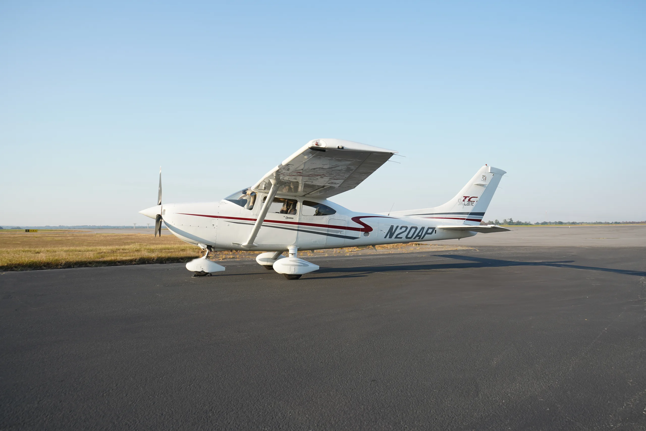 Exterior view of a 2002 Cessna TURBO 182T SKYLANE.
