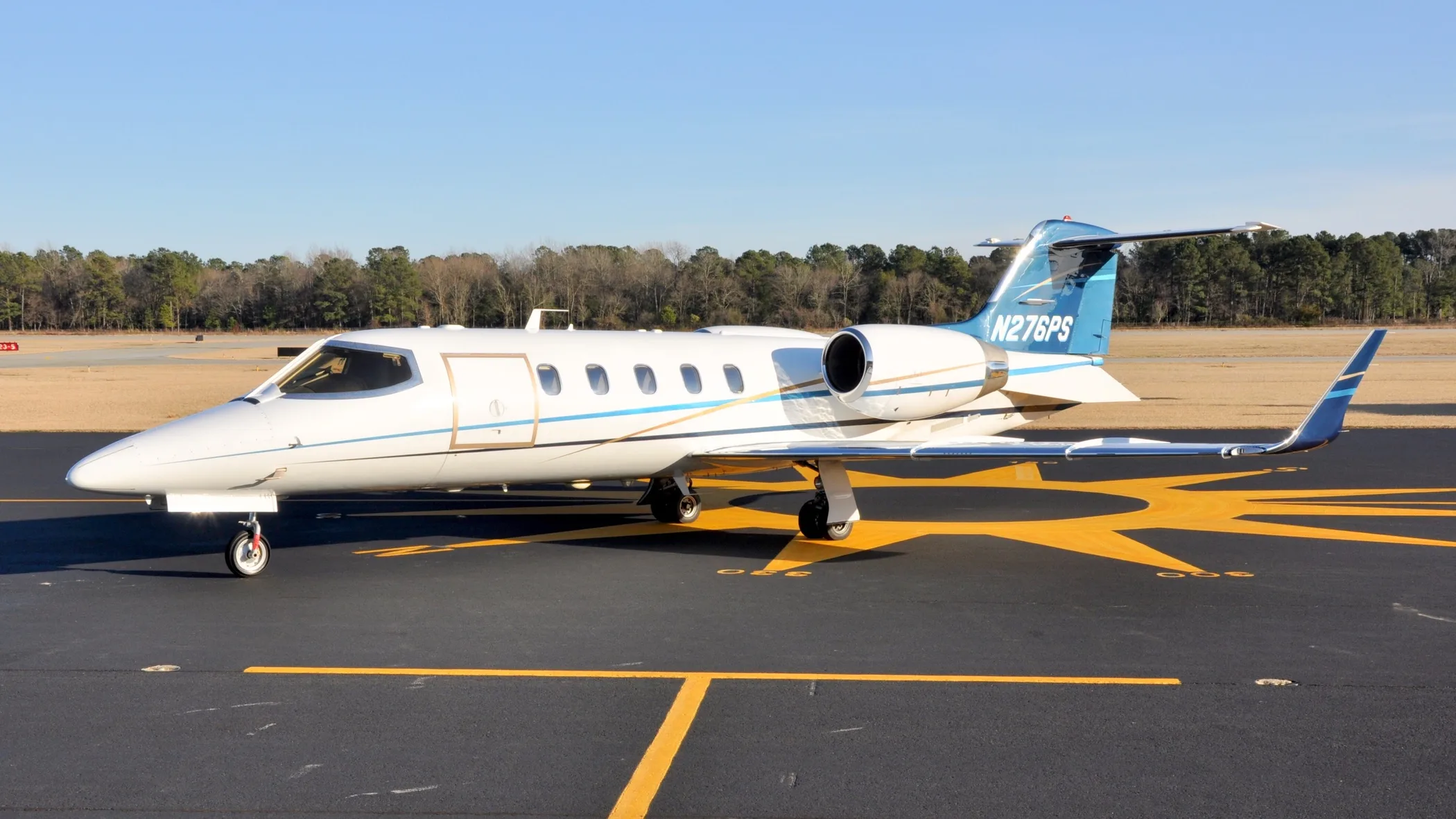 Exterior view of a 2001, N276PS.