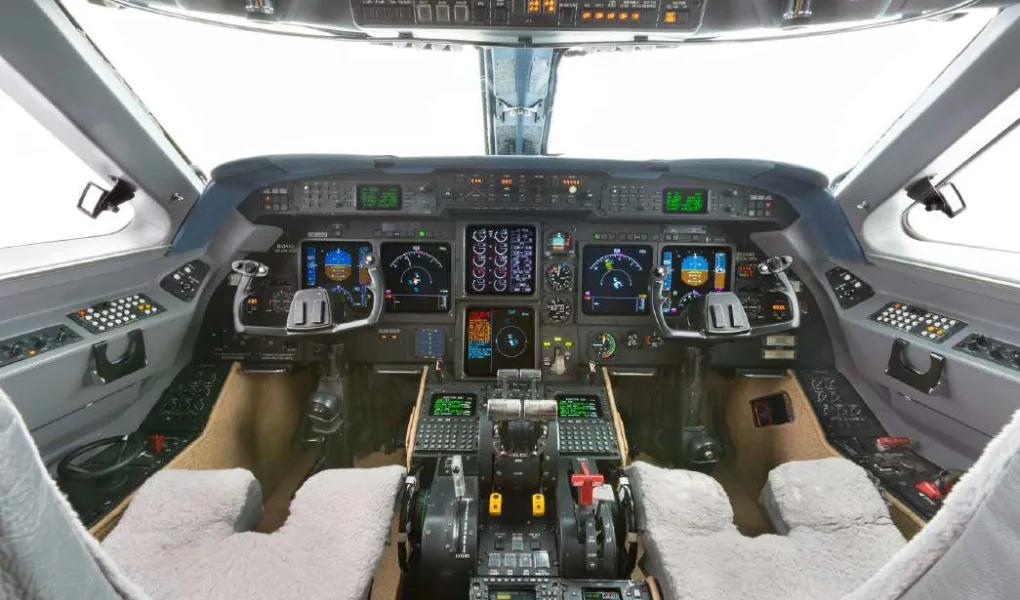 Cockpit and instrument panel of a 2000 Gulfstream GIV-SP.