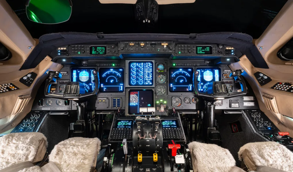 Cockpit and instrument panel of a 2001 Gulfstream GIV-SP.