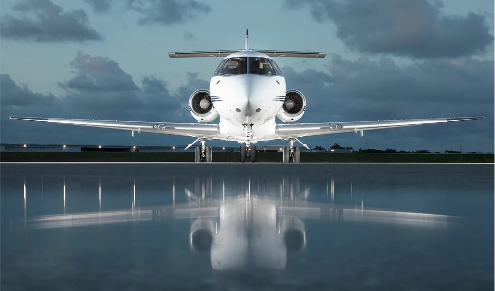 Exterior view of a 2005 Hawker 800XPi.