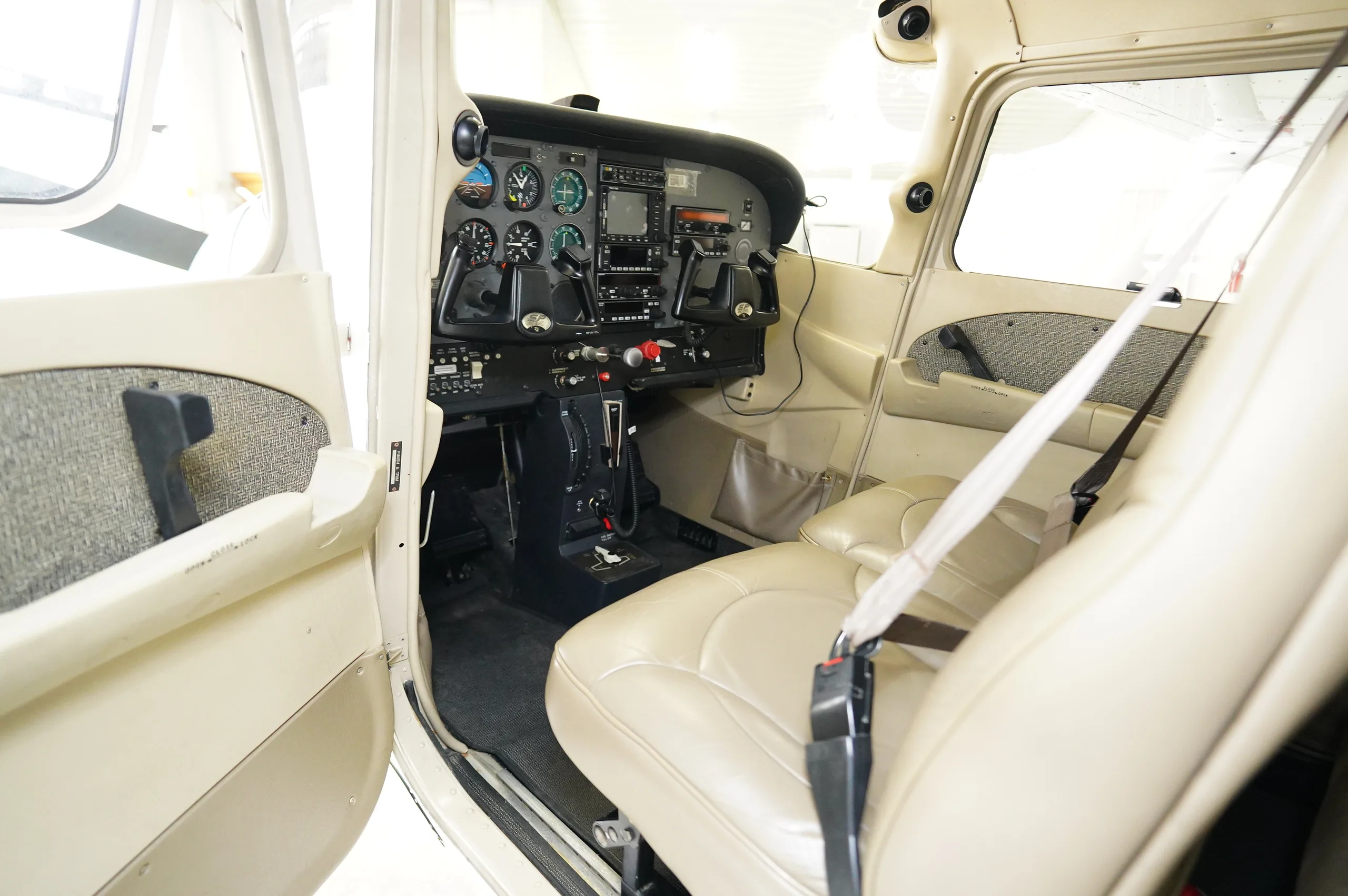 Cabin interior of a 2004 Cessna 172S.