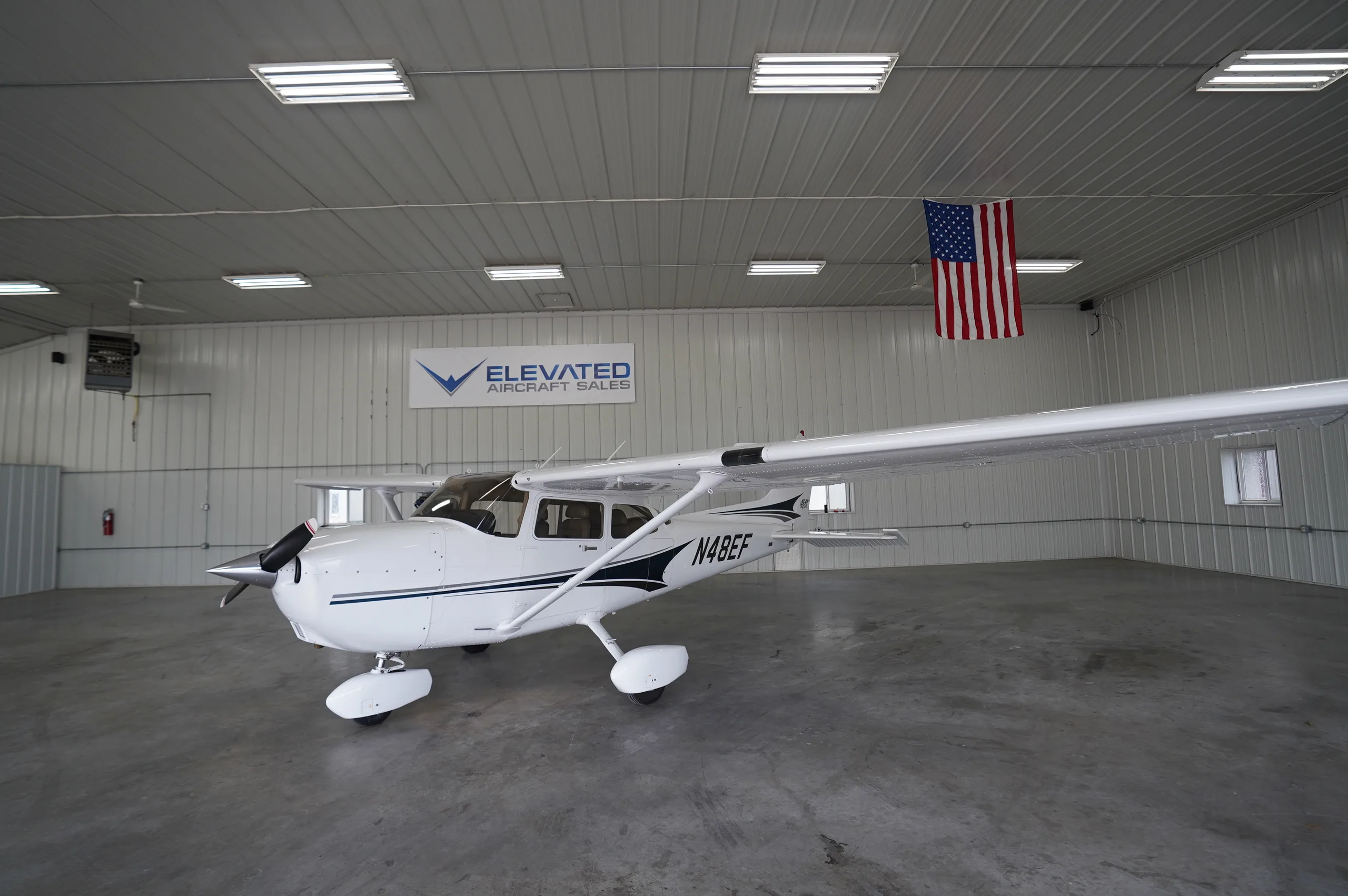 Exterior view of a 2004 Cessna 172S, N48EF.
