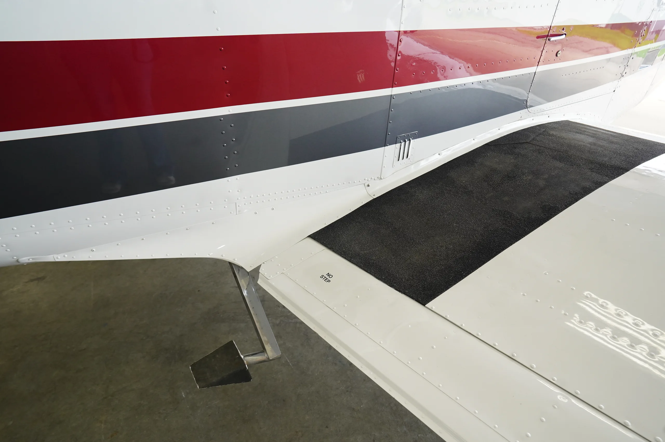 Exterior view of a Mooney M20C, N9211M.