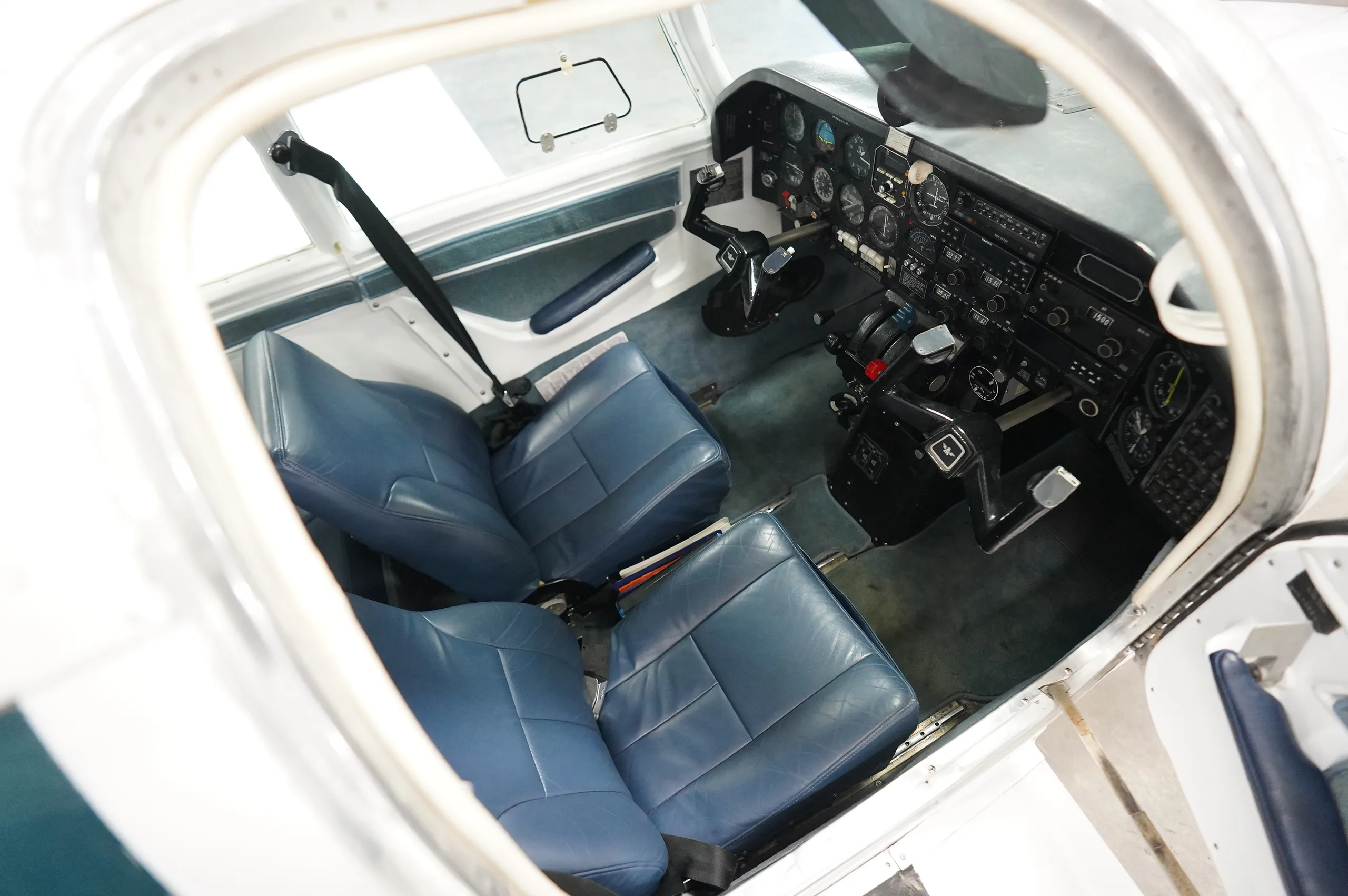 Cockpit and instrument panel of a 1977 Mooney M20J 201.