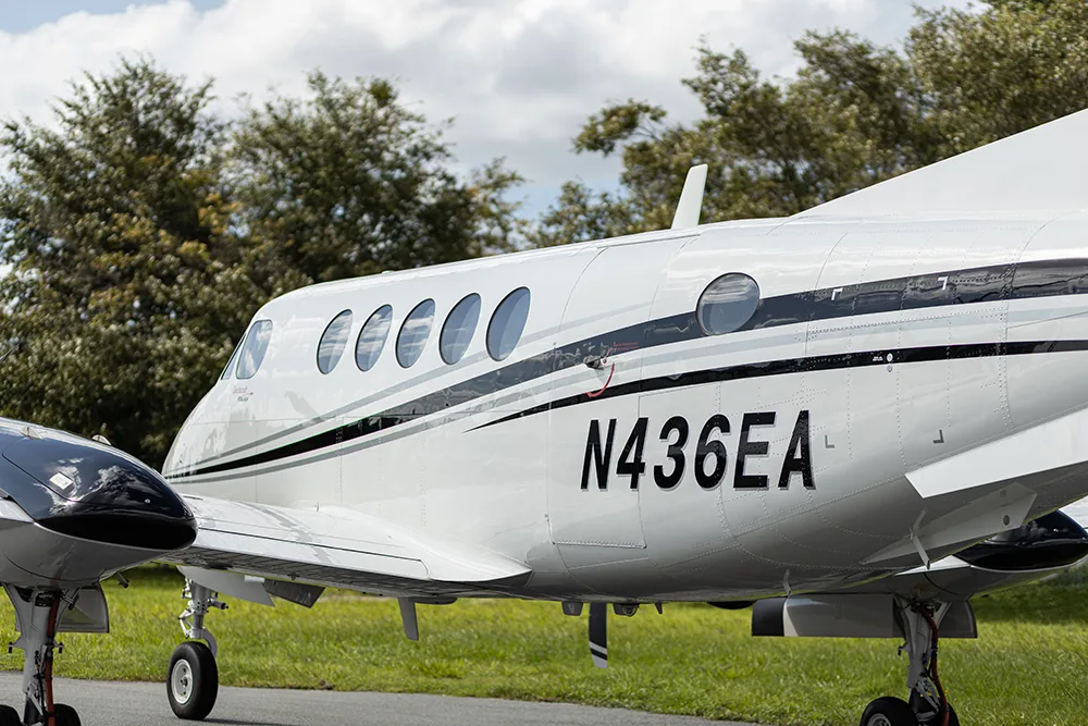 Exterior view of a 1997 Beechcraft King Air B200, N436EA.
