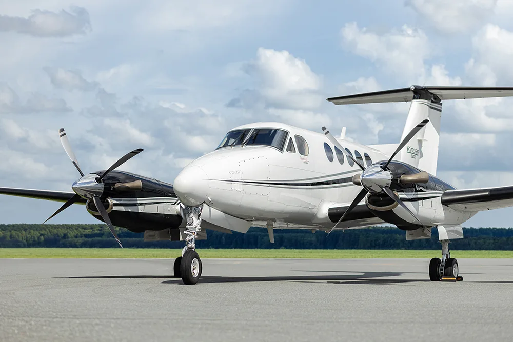 Exterior view of a 1997 Beechcraft King Air B200, N436EA.