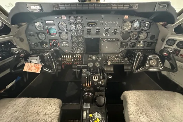 Cockpit and instrument panel of a 1971 Beechcraft KING AIR 100.