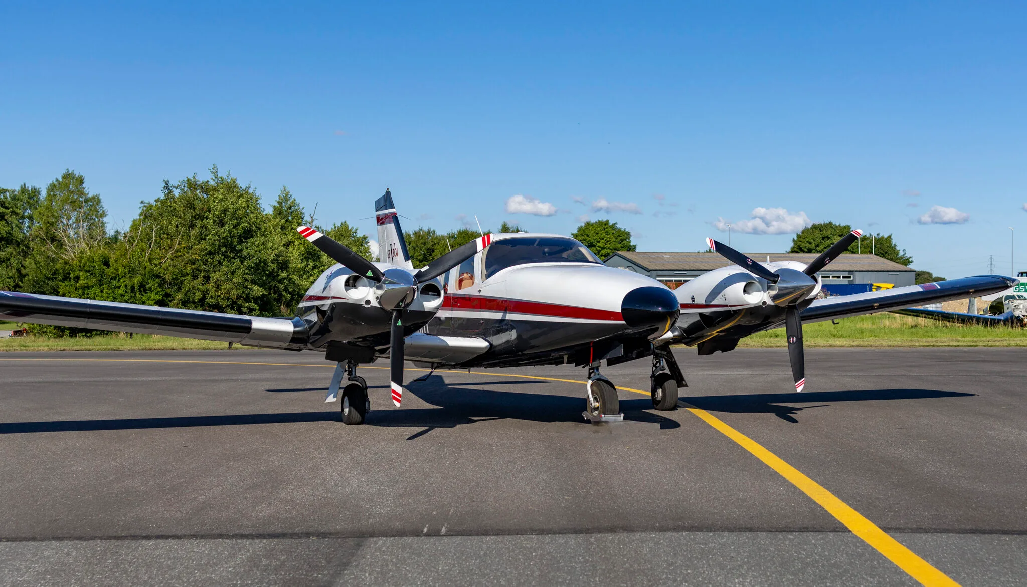 Exterior view of a 1999 Piper Seneca V, OY-JAU.
