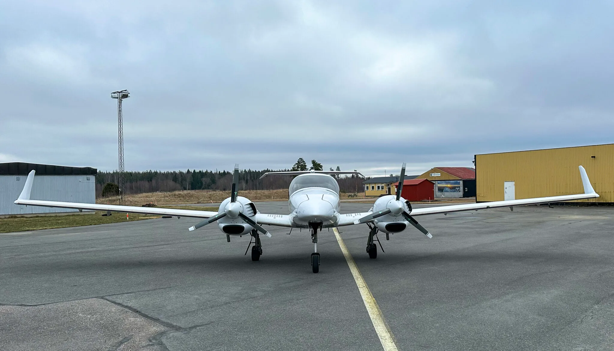 Exterior view of a 2008 Diamond DA 42 TDI.