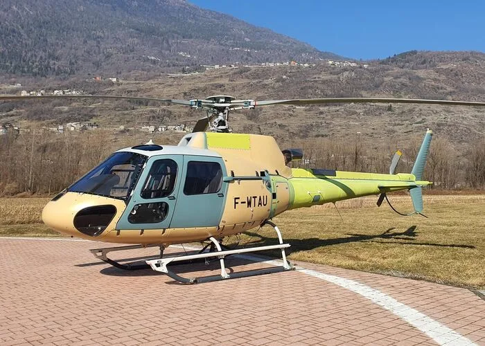 Exterior view of a 2002 Robinson R22 Beta II, I-RUIS.