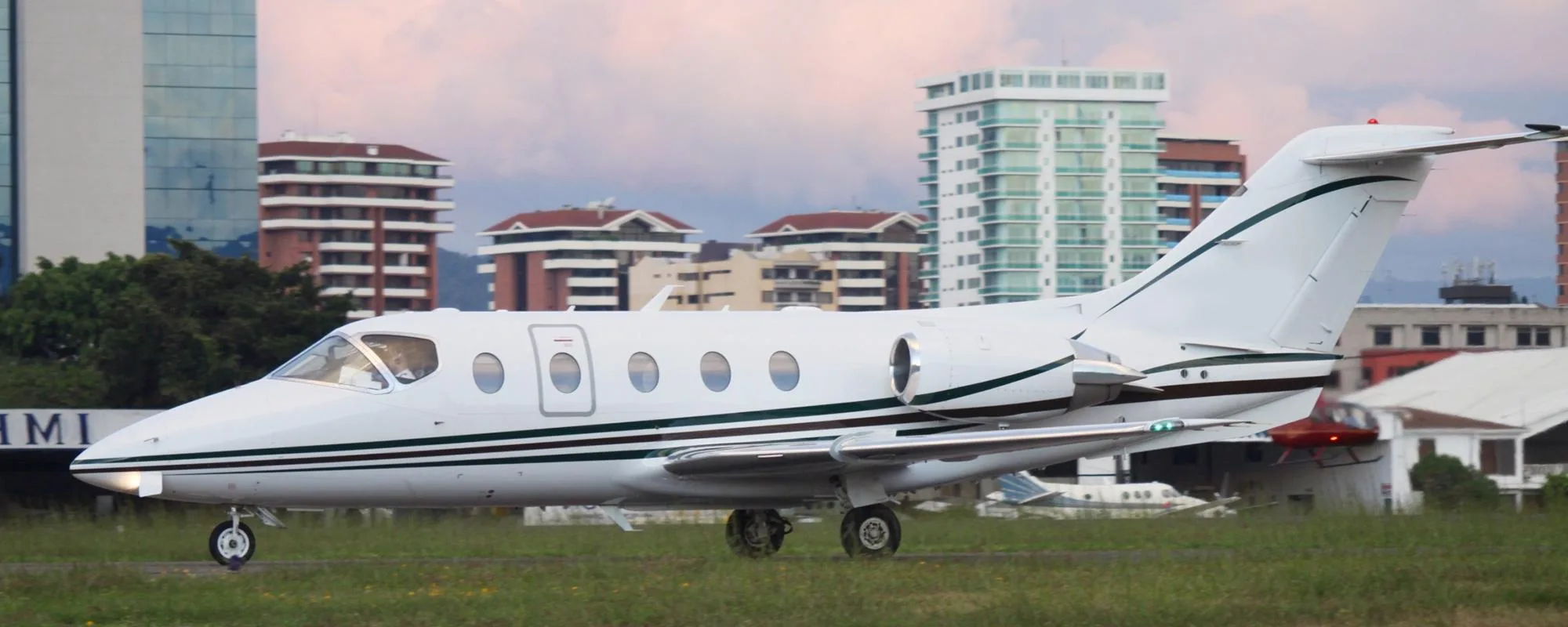 Exterior view of a 1990 Hawker 400A.