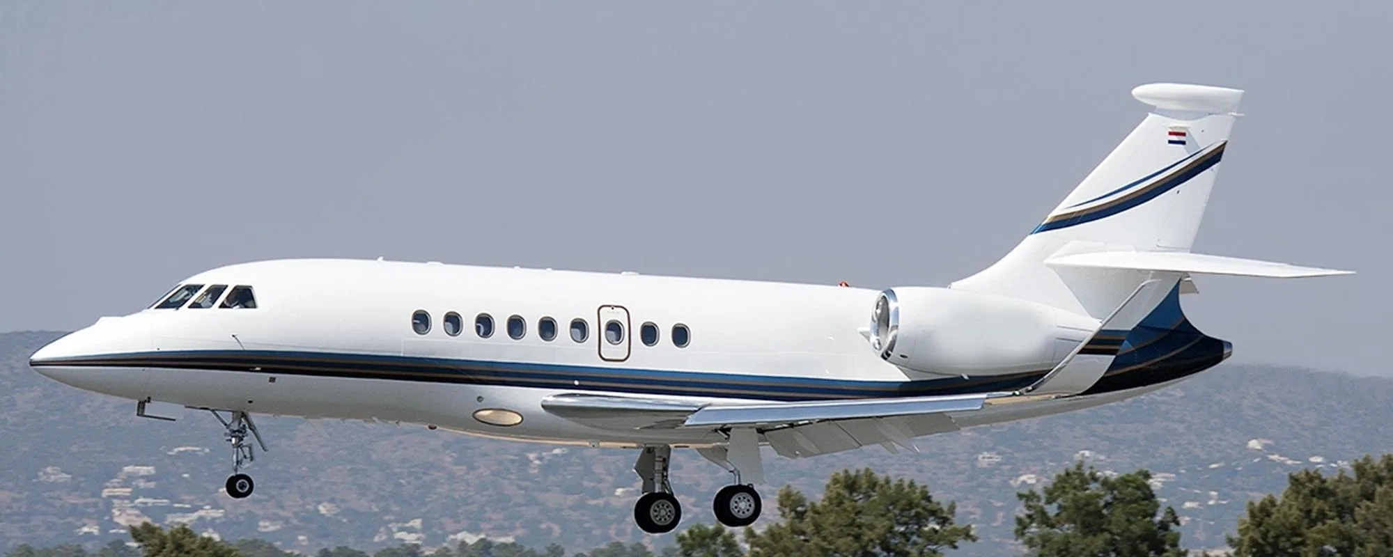 Exterior view of a 2004 Dassault Falcon 2000EX.