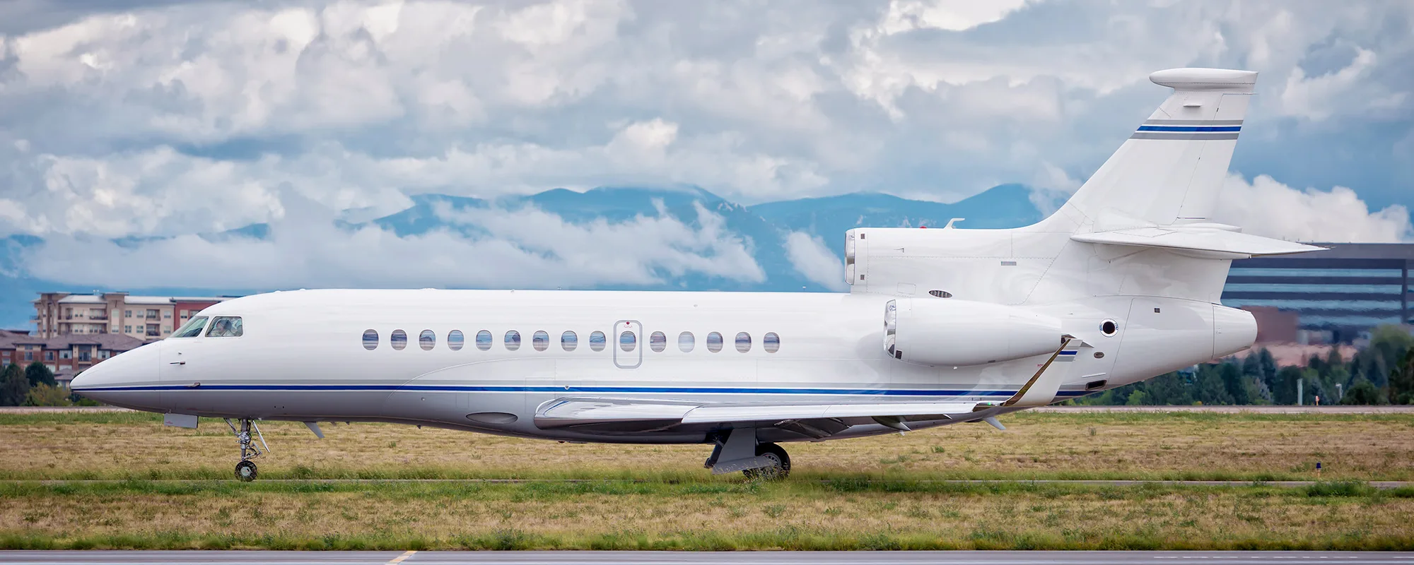 Exterior view of a 2005 Dassault Falcon 7X.
