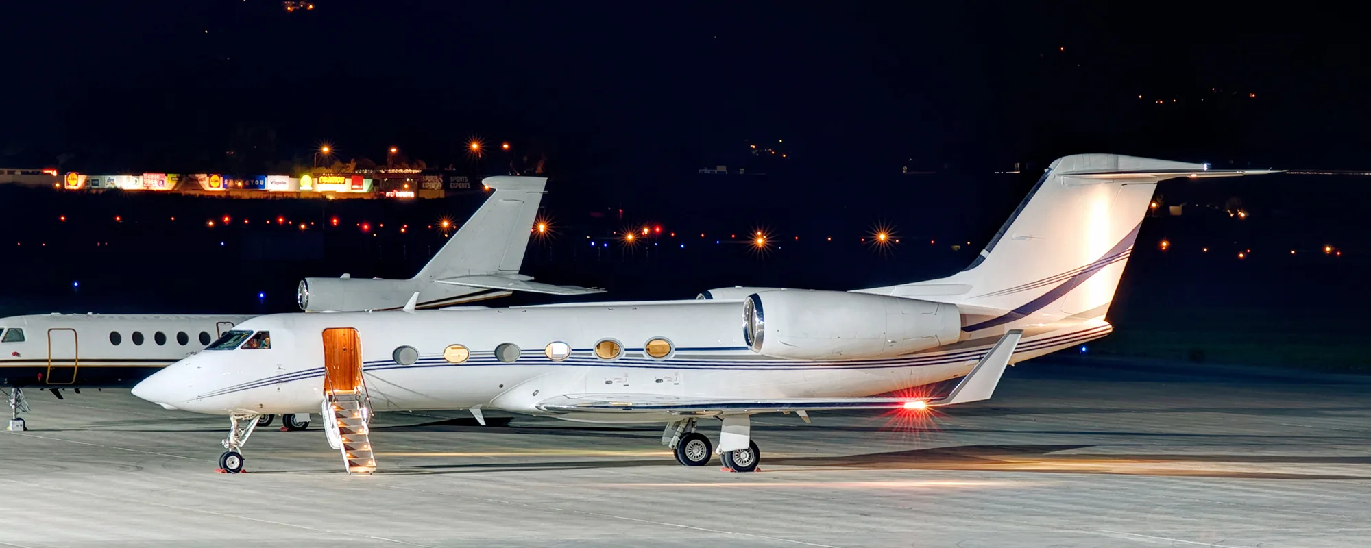 Exterior view of a 1987 Gulfstream GIV-SP.