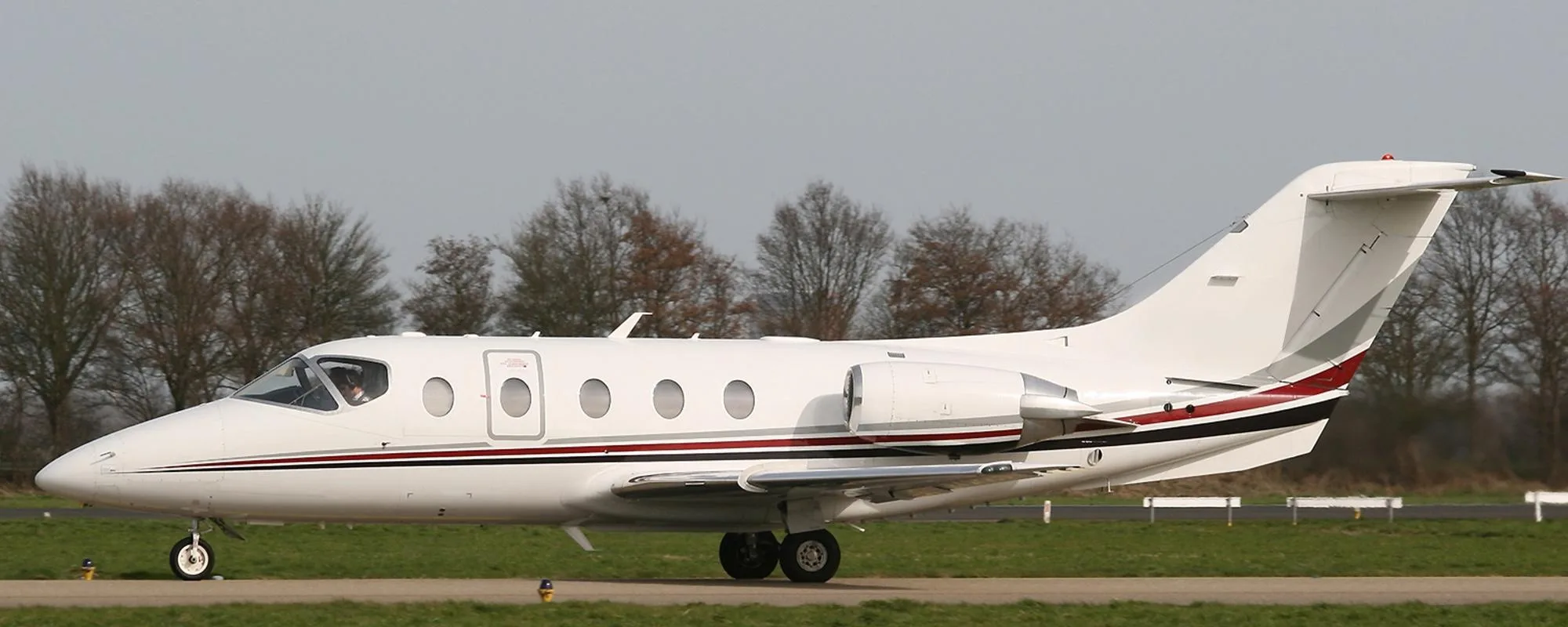 Exterior view of a 1998 Hawker 400XP.