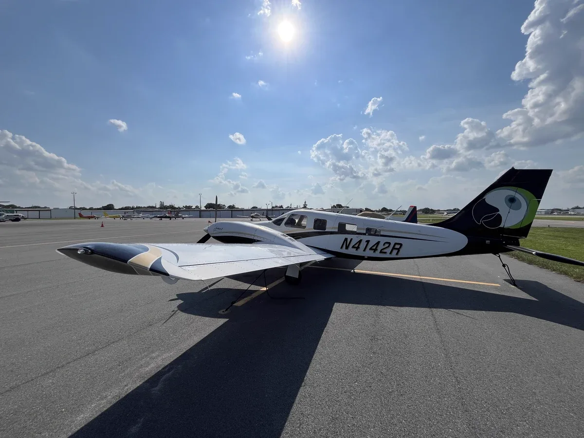 Exterior view of a 1999 Piper Seneca V, N4142R.