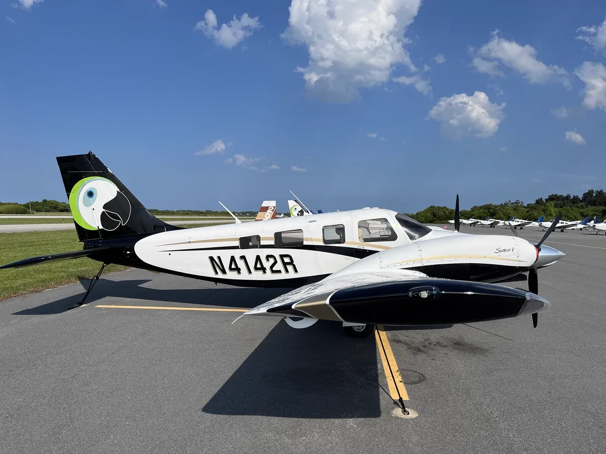 Exterior view of a 1999 Piper Seneca V, N4142R.
