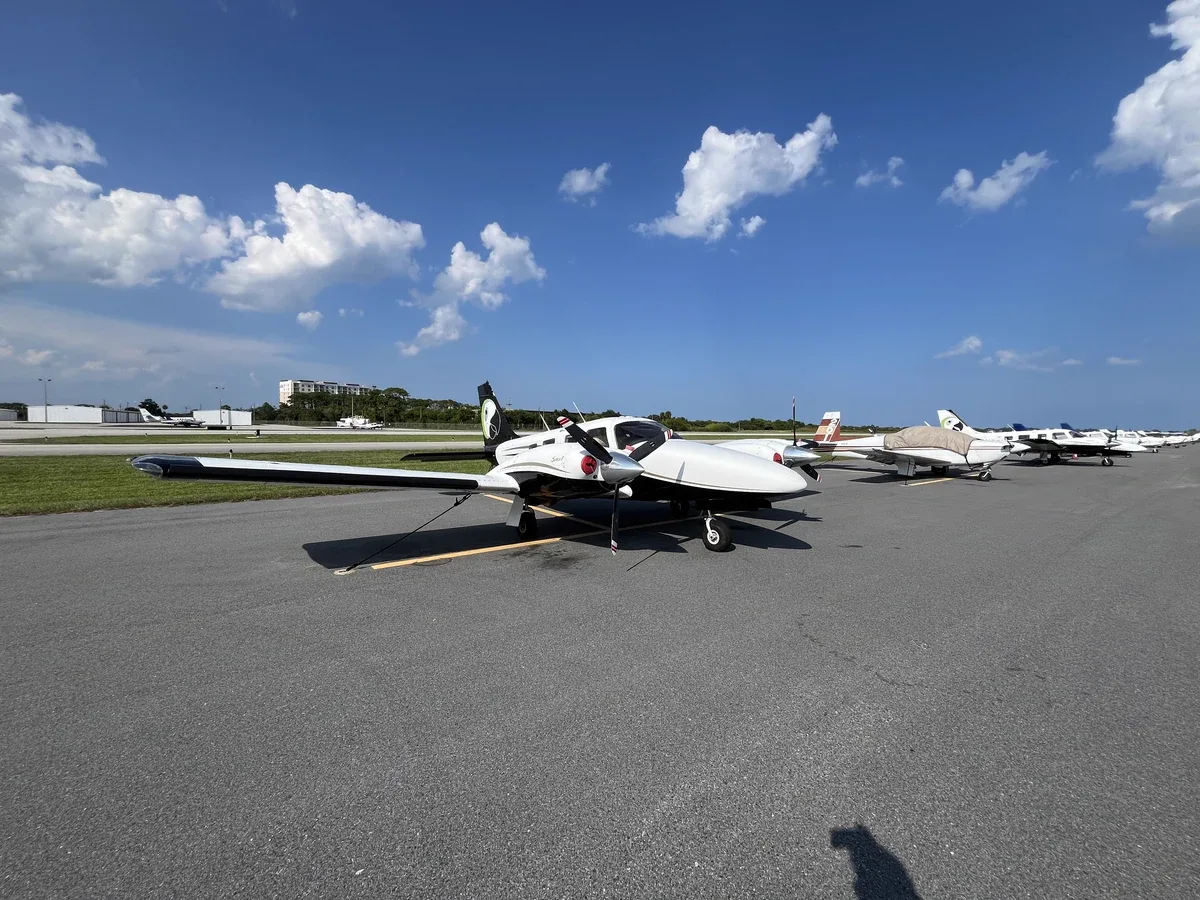 Exterior view of a 1999 Piper Seneca V, N4142R.