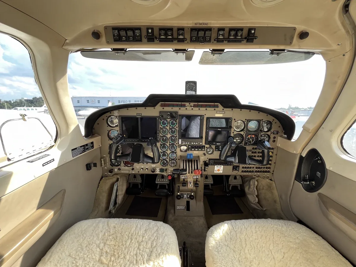 Cockpit and instrument panel of a 1999 Piper Seneca V.