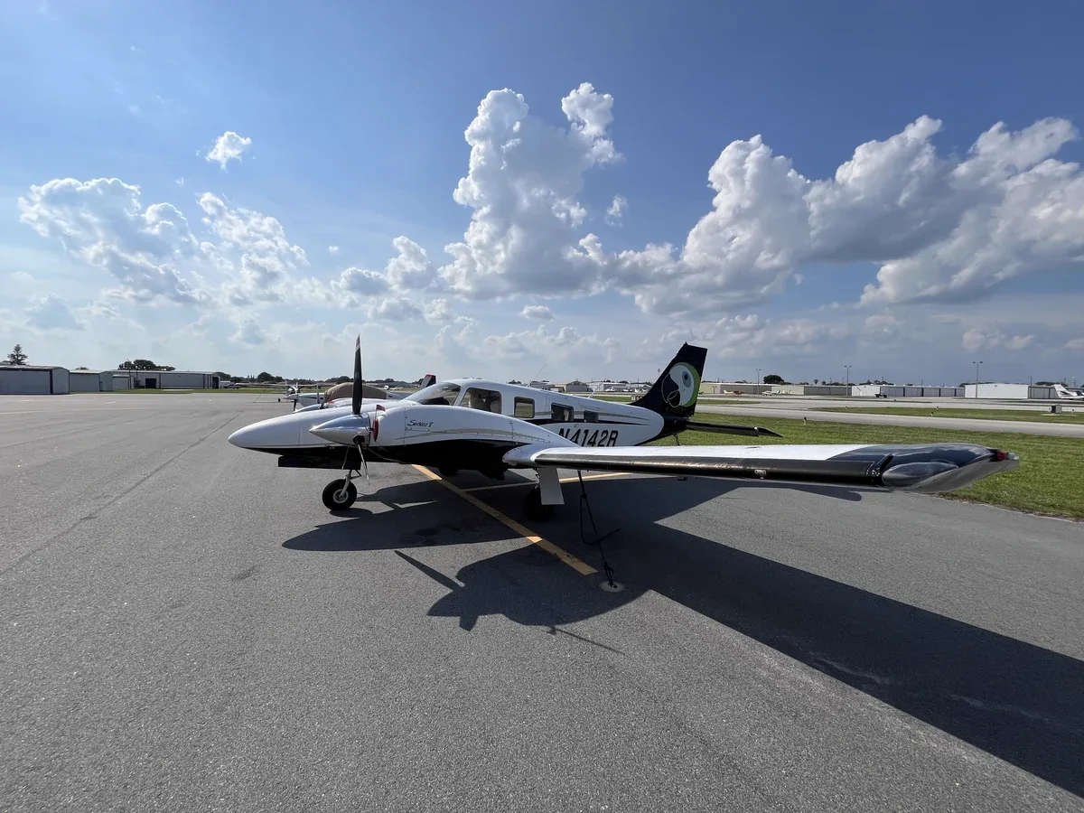 Exterior view of a 1999 Piper Seneca V, N4142R.