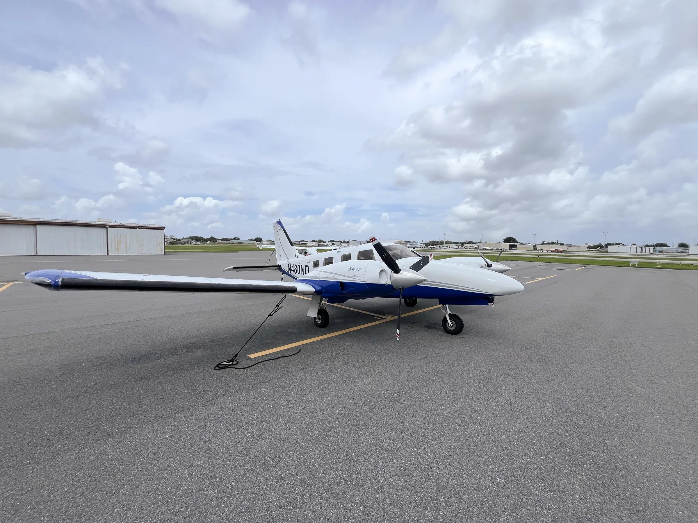 Exterior view of a 2001 Piper Seneca V, N480ND.