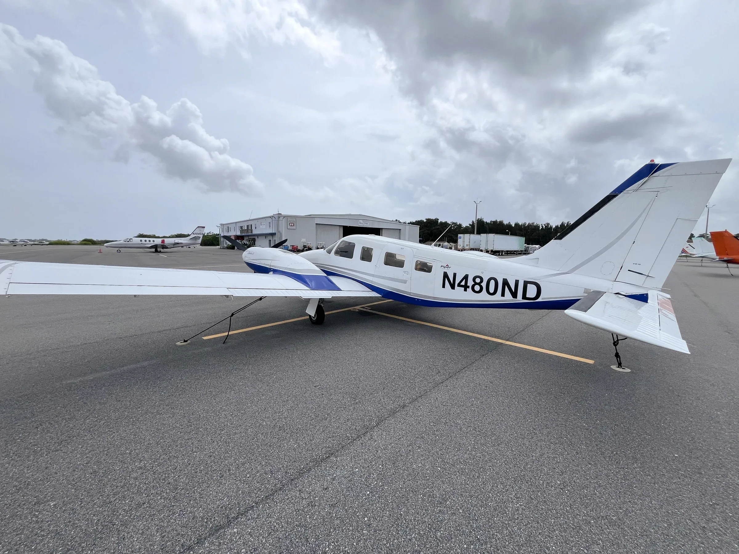 Exterior view of a 2001 Piper Seneca V, N480ND.