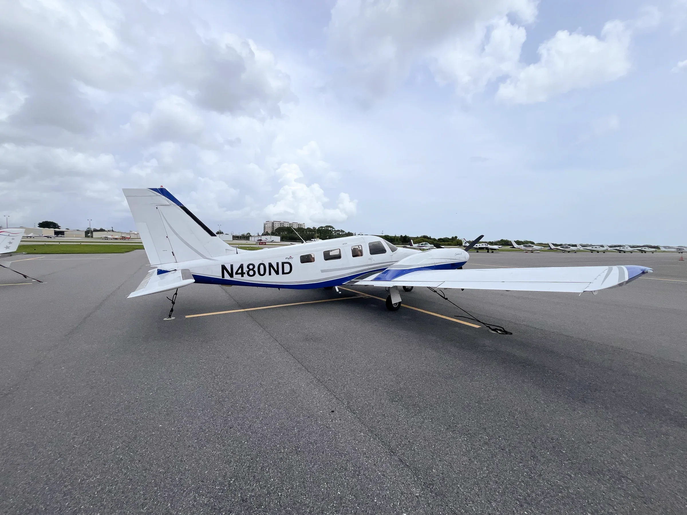 Exterior view of a 2001 Piper Seneca V, N480ND.