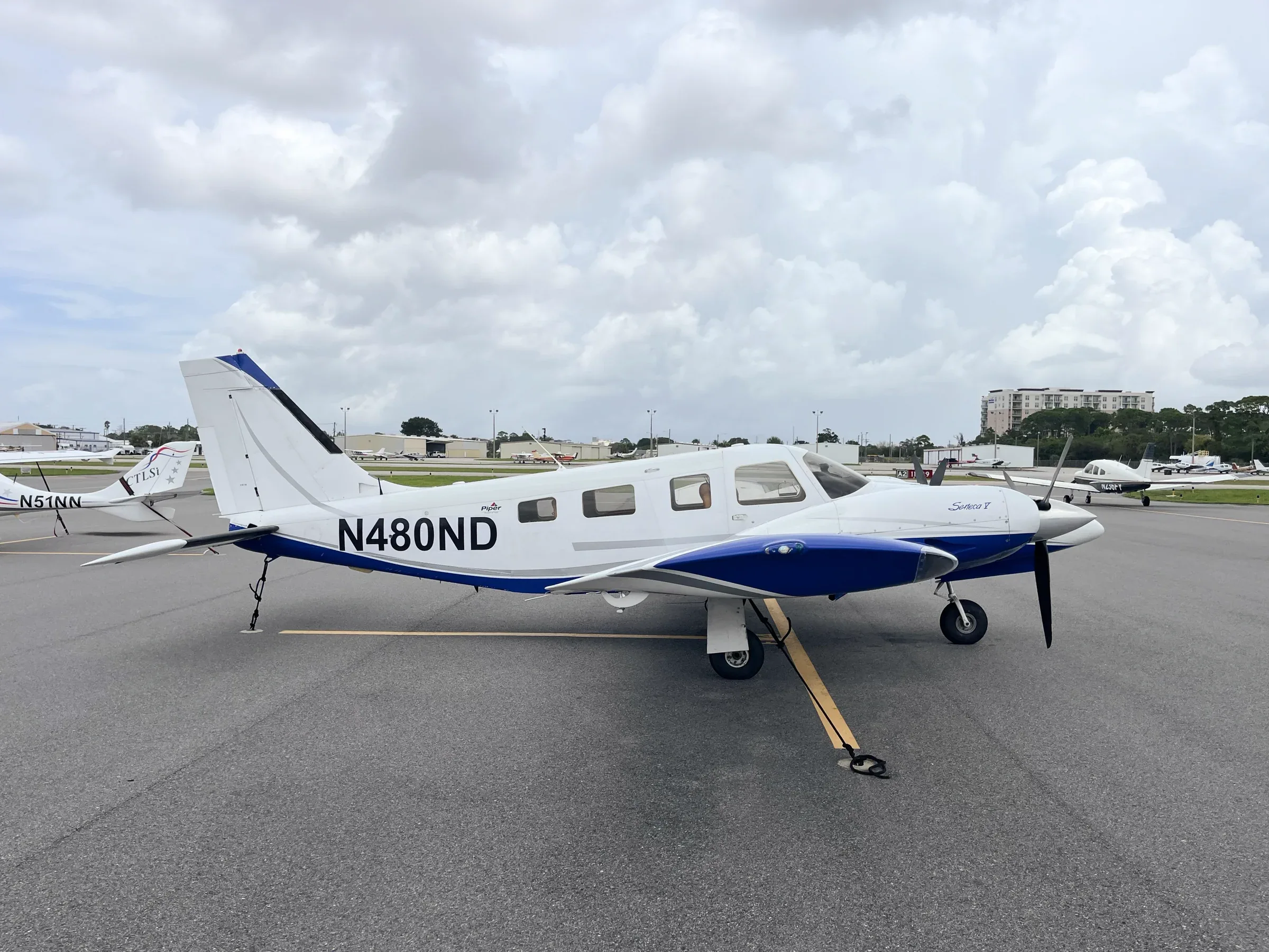 Exterior view of a 2001 Piper Seneca V, N480ND.