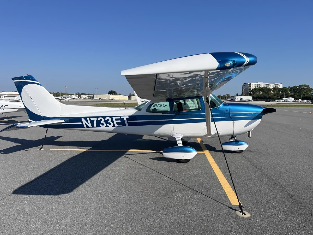 Exterior view of a 1980 Cessna 172N Skyhawk, N733ET.