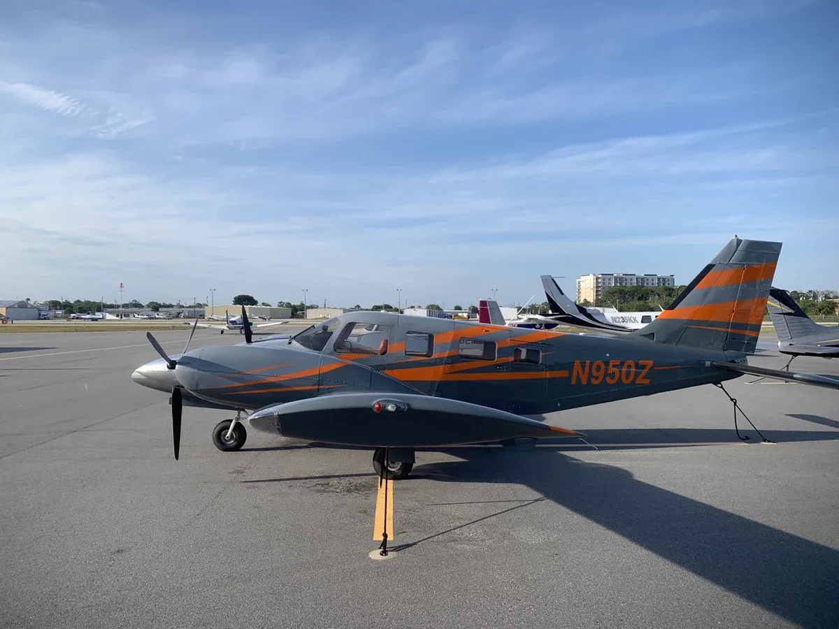 Exterior view of a 2001 Piper Seneca V, N950Z.