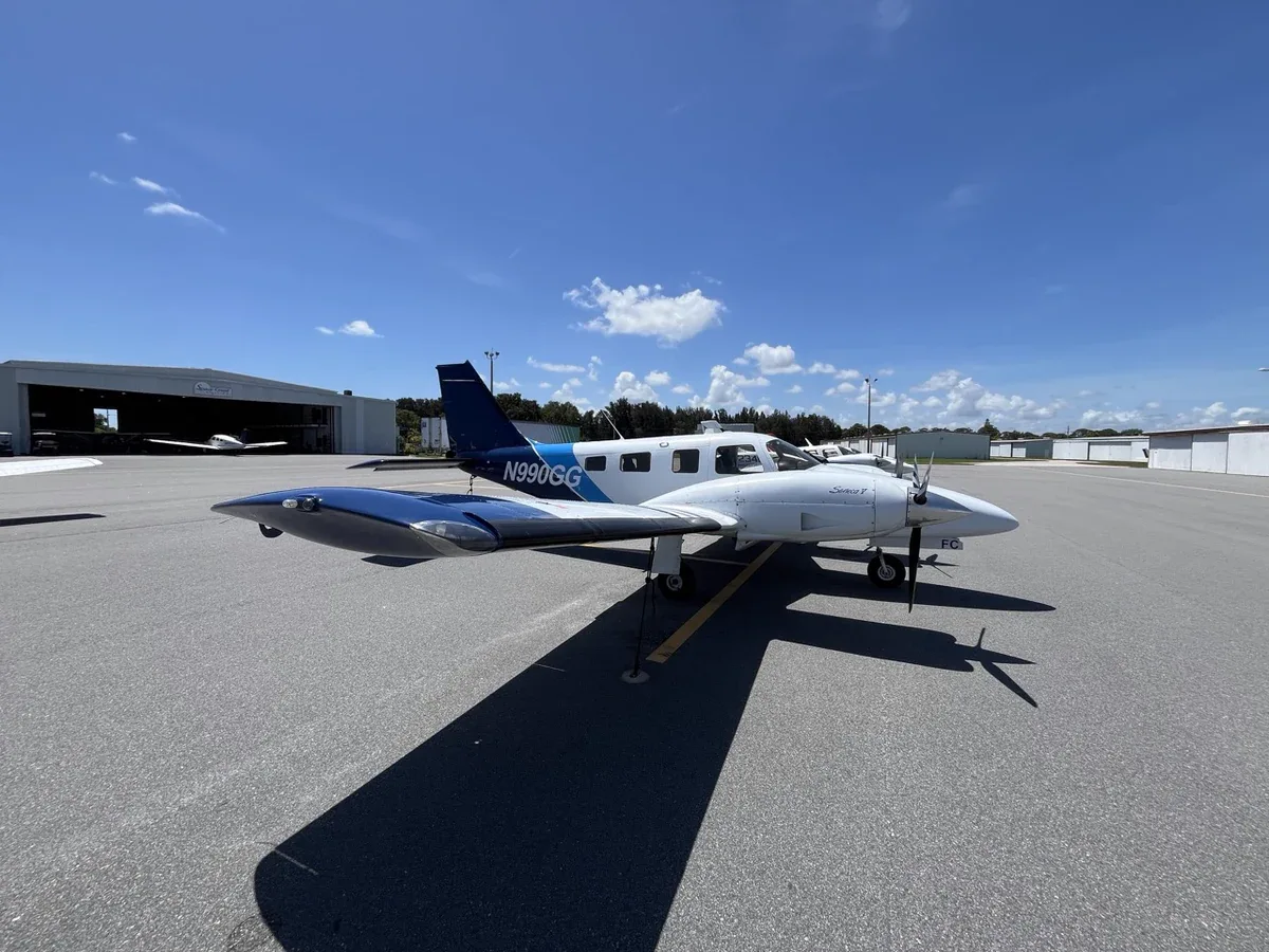Exterior view of a 2014 Piper Seneca V, N990GG.